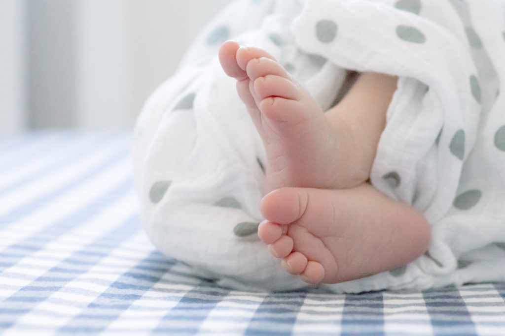 newborn photography baby feet