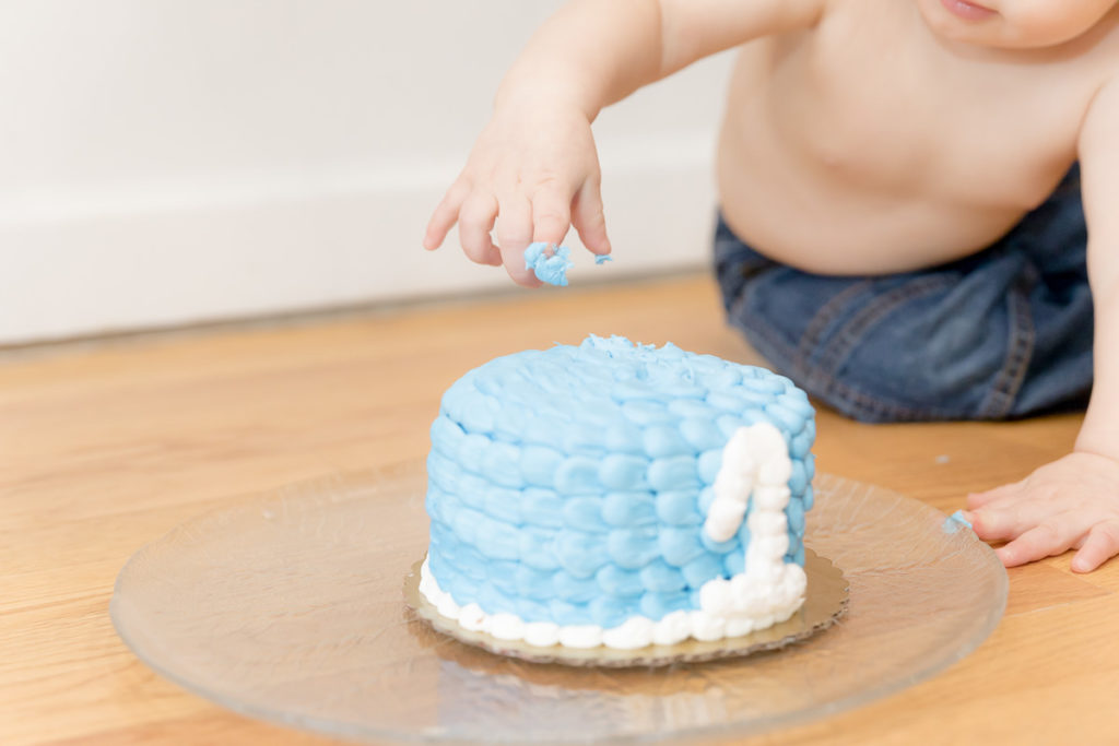 blue cake icing on baby fingers