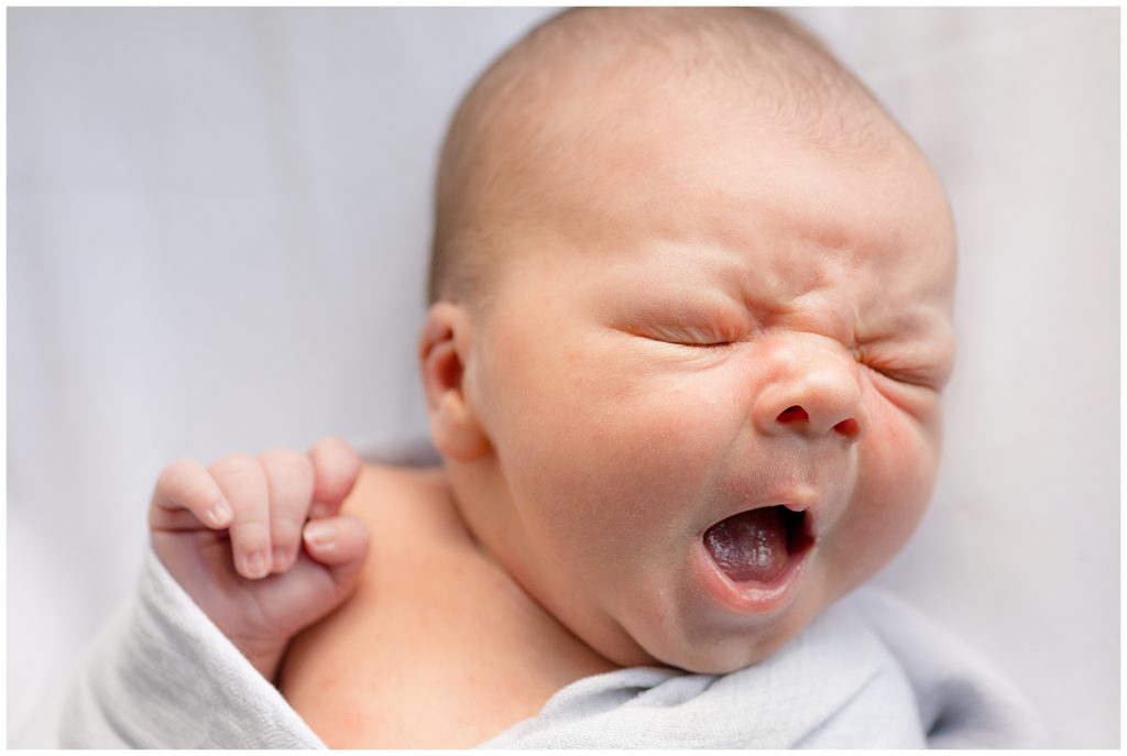 newborn baby yawns - prepare for your fresh 48 session