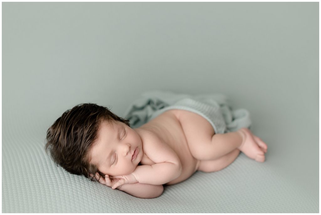 newborn session poses - sidelying 2