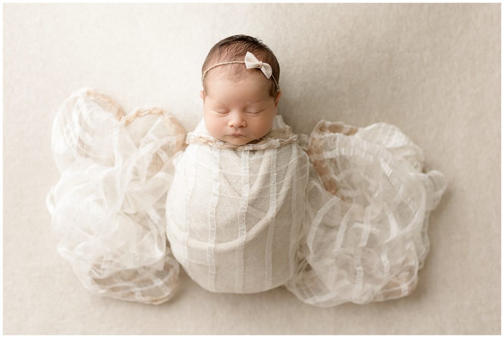 newborn mini session poses - butterfly