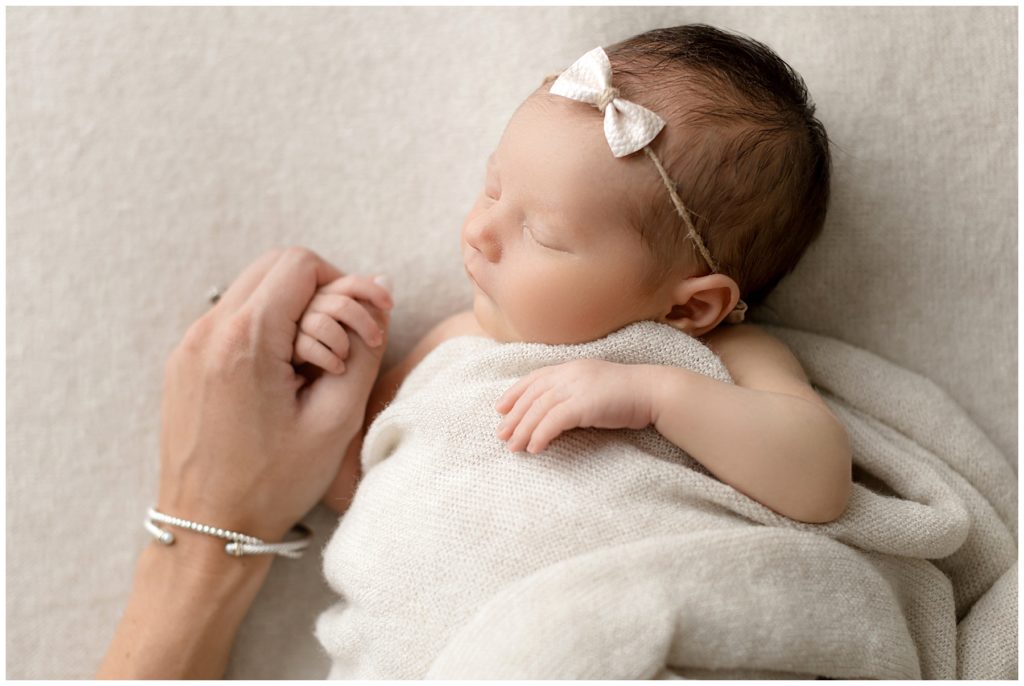 parent hands in newborn photos

