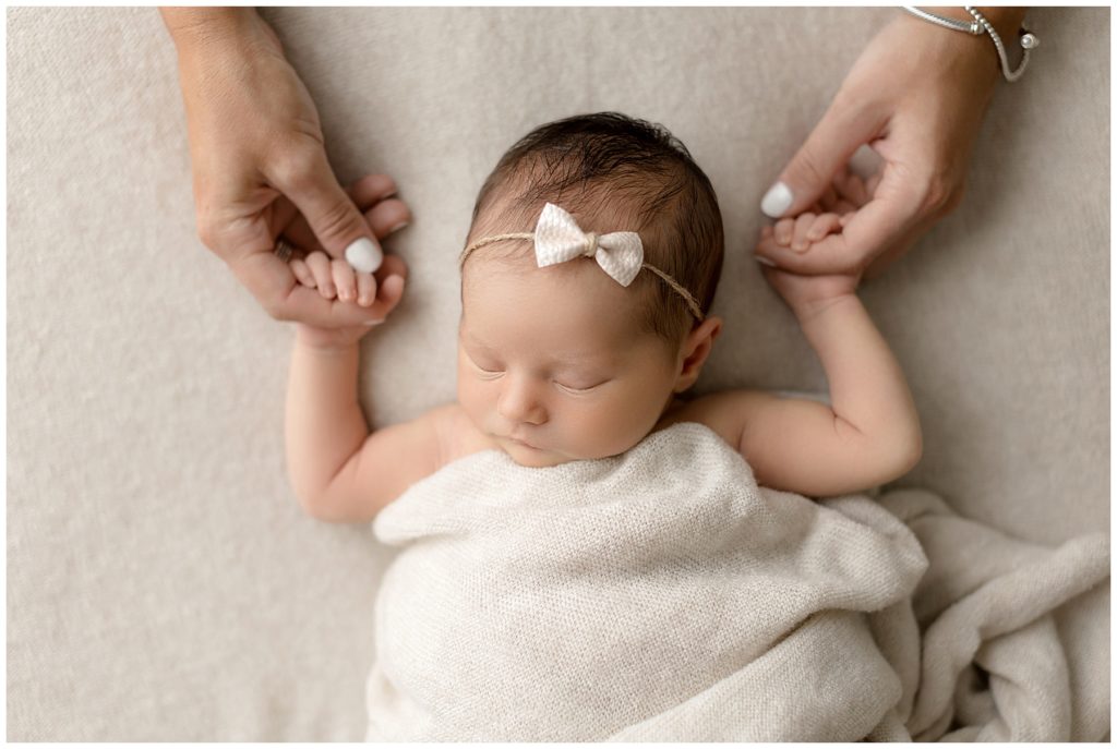 including parent hands in newborn photos
