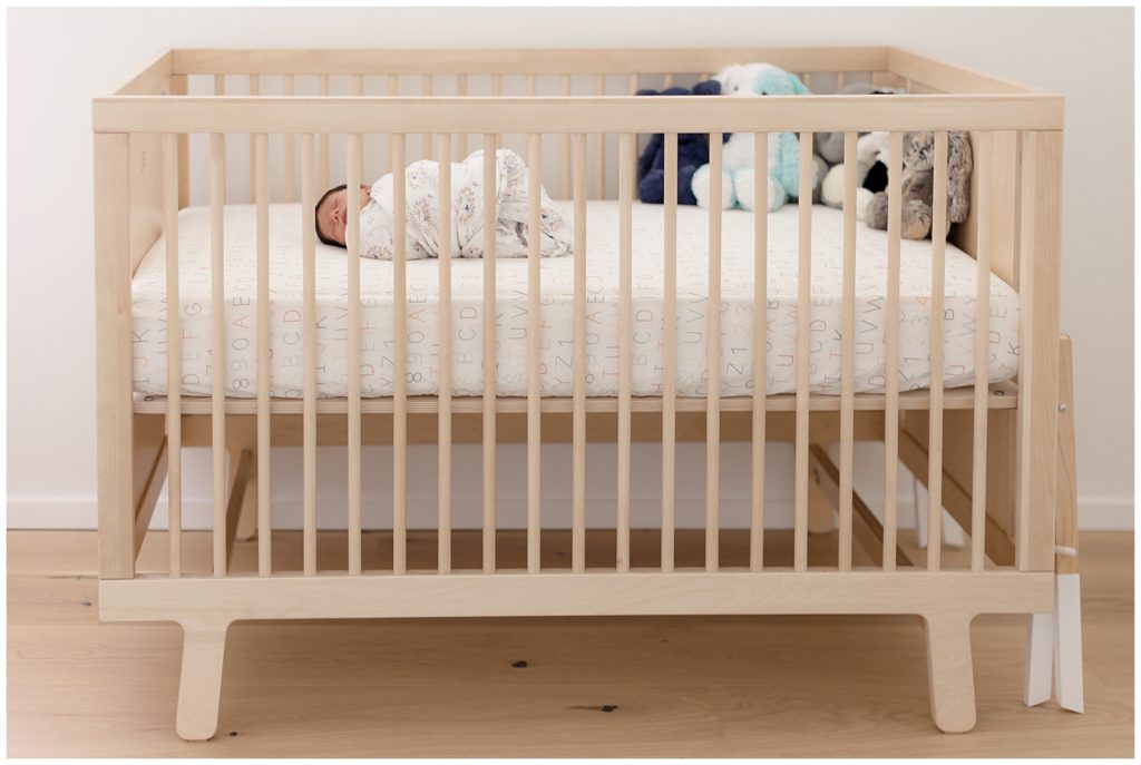 in home newborn photos, crib shot